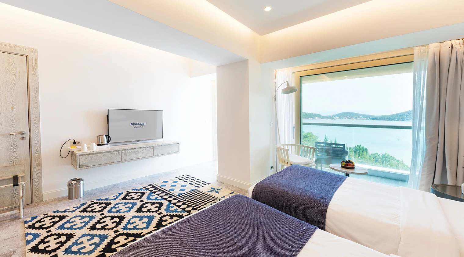 D Resort Ayvalık Superior Kısmi Deniz Manzaralı Oda yatak odası ve manzara